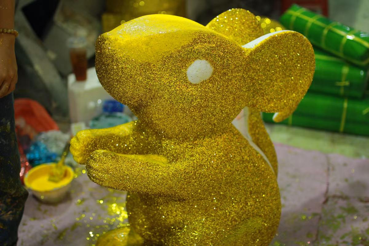 Những chú chuột được cắt tạo hình từ xốp, sau đó được sơn màu, phủ kim tuyến và sau cùng là đem phơi khô. Tắt cả các công đoạn trên đều làm thủ công, và mất khá nhiều thời gian để hoàn thành.