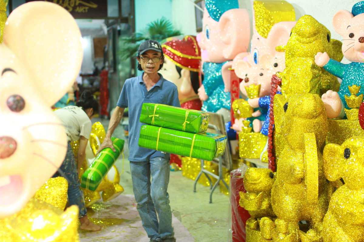 Chủ cơ sở sản xuất tất bật cho những ngày sát Tết.