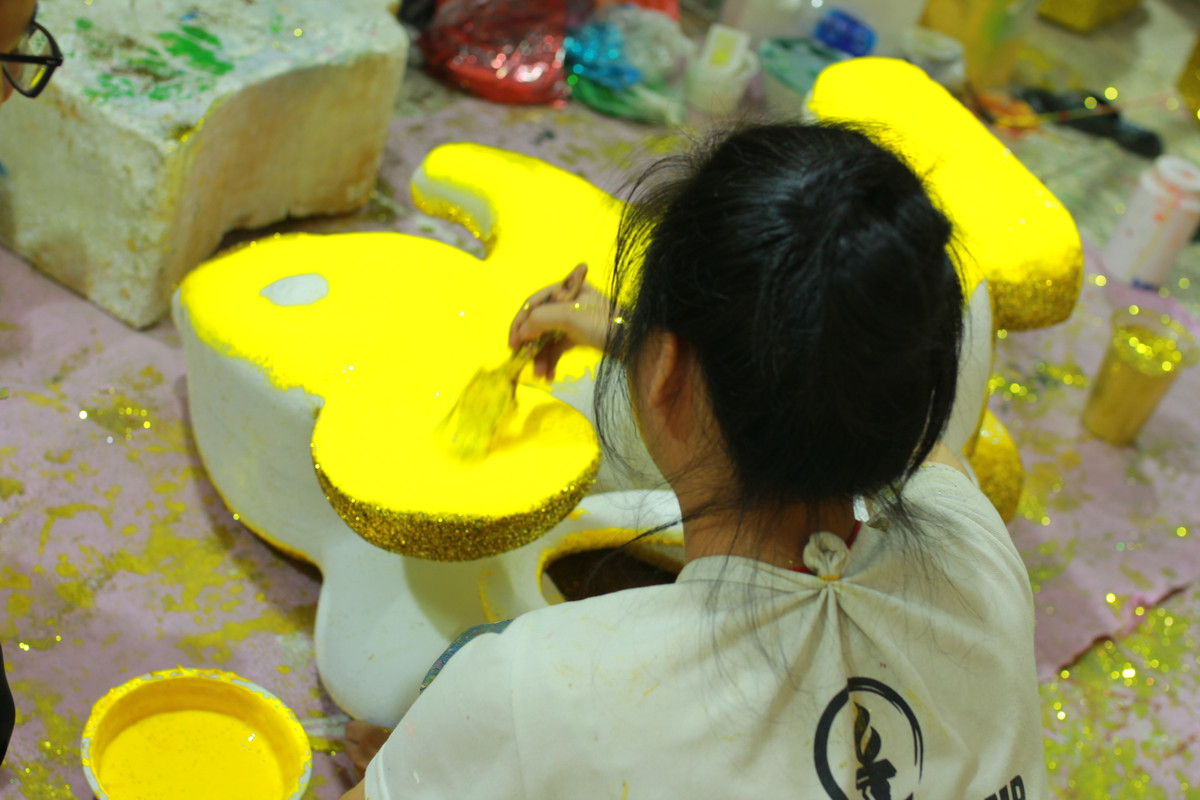 Theo một nhân viên tại cơ sở này, thời gian hoàn thành một chú chuột xốp tuỳ thuộc vào kích cơ to hay nhỏ, loại trung bình thì cũng mất 2 đến 3 giờ, còn những loại lớn cao 1 đến 2 mét thì mất cả ngày thậm chí là vài ngày mới có thể hoàn thành.