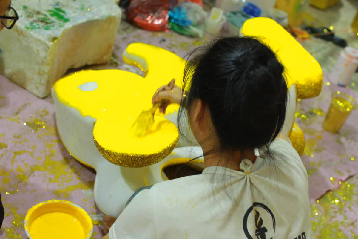 Theo một nhân viên tại cơ sở này, thời gian hoàn thành một chú chuột xốp tuỳ thuộc vào kích cơ to hay nhỏ, loại trung bình thì cũng mất 2 đến 3 giờ, còn những loại lớn cao 1 đến 2 mét thì mất cả ngày thậm chí là vài ngày mới có thể hoàn thành.