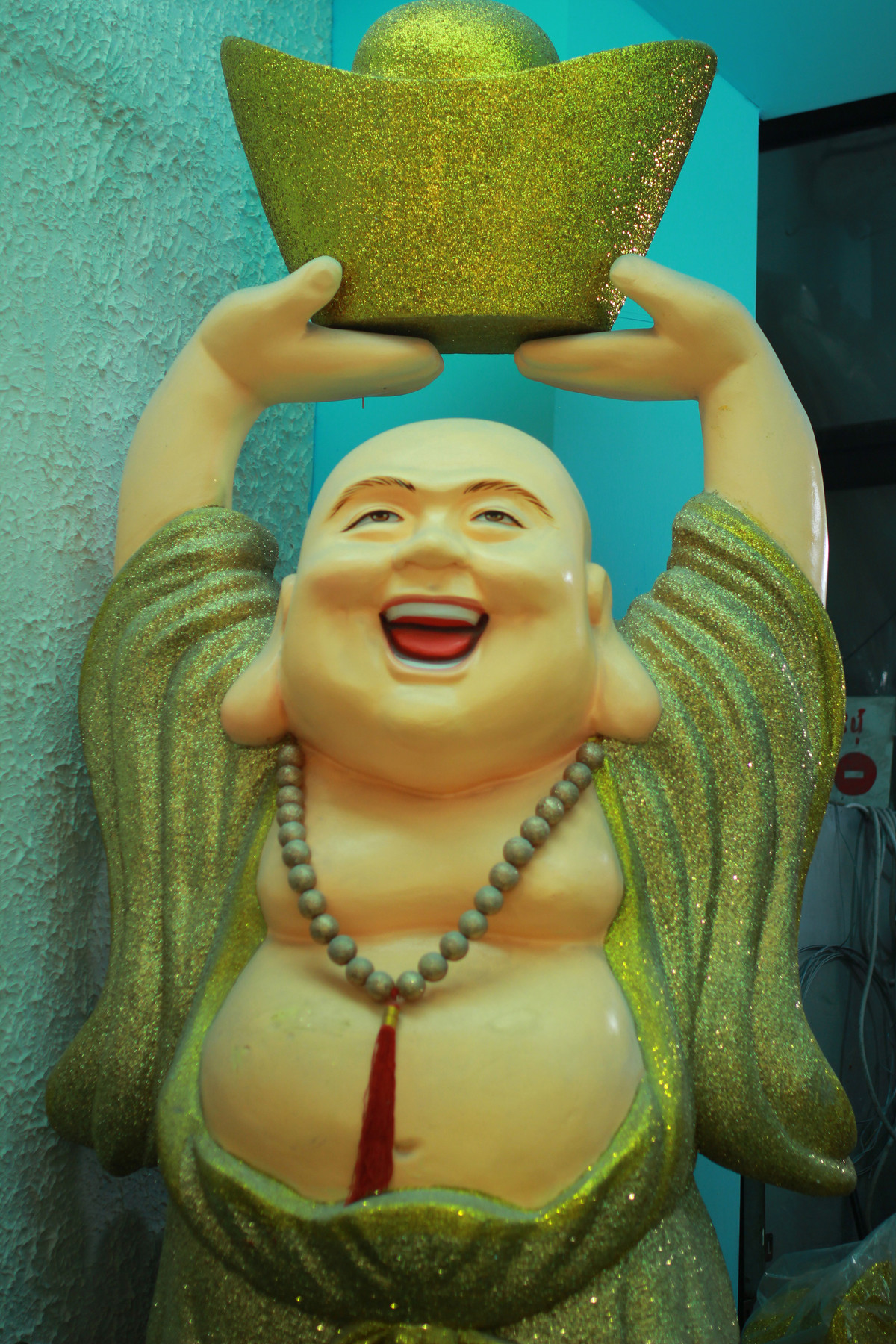 Không chỉ mô hình chuột xốp mà một số mô hình khác như tượng Di Lặc, Thần Tài, pháo đỏ, câu chúc cũng được nhiều cơ sở sản xuất.