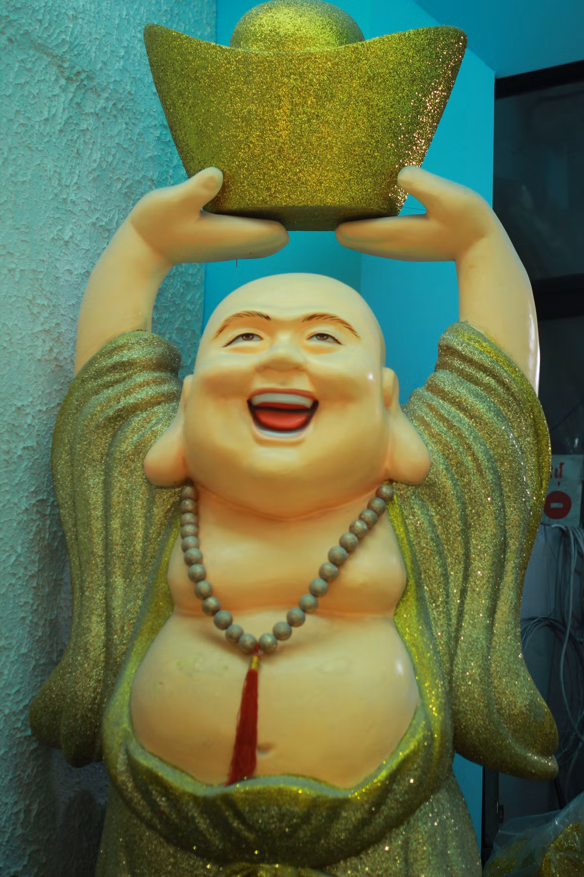 Không chỉ mô hình chuột xốp mà một số mô hình khác như tượng Di Lặc, Thần Tài, pháo đỏ, câu chúc cũng được nhiều cơ sở sản xuất.