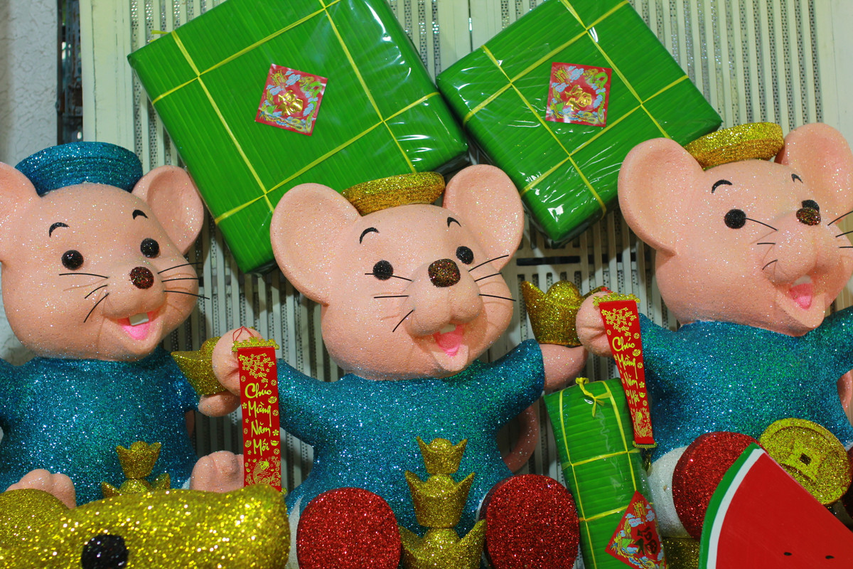 Không chỉ là mô hình chuột xốp, một số như bánh chưng, bánh tét, dưa hấu bằng xốp cũng được sản xuất để phục vụ cho nhu cầu trang trí của người dân.