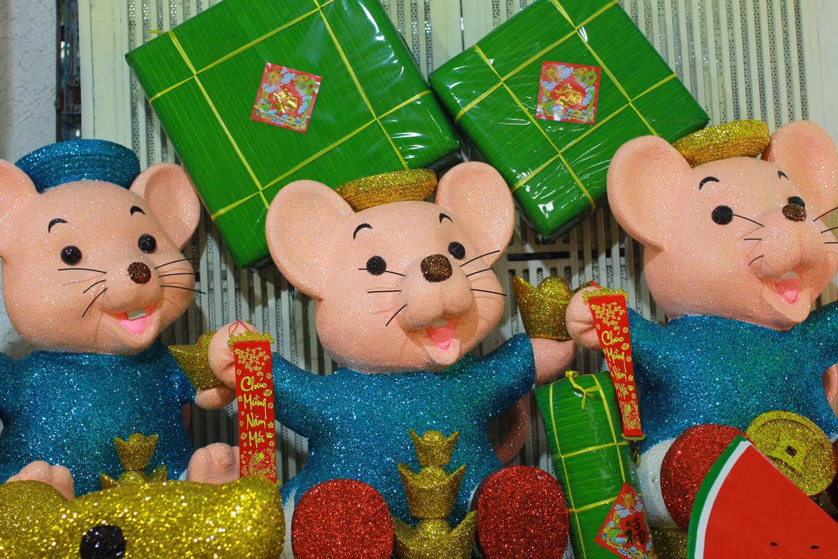 Không chỉ là mô hình chuột xốp, một số như bánh chưng, bánh tét, dưa hấu bằng xốp cũng được sản xuất để phục vụ cho nhu cầu trang trí của người dân.