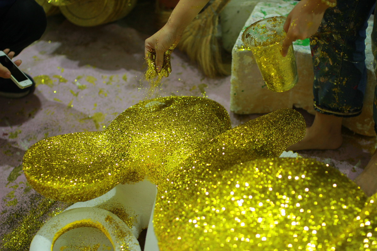 Sau khi sơn màu cho mô hình, chuột được phủ thêm một lớp kim tuyến màu vàng bên ngoài, cuối cùng là vẽ thêm mắt cho linh vật rồi đem phơi khô.