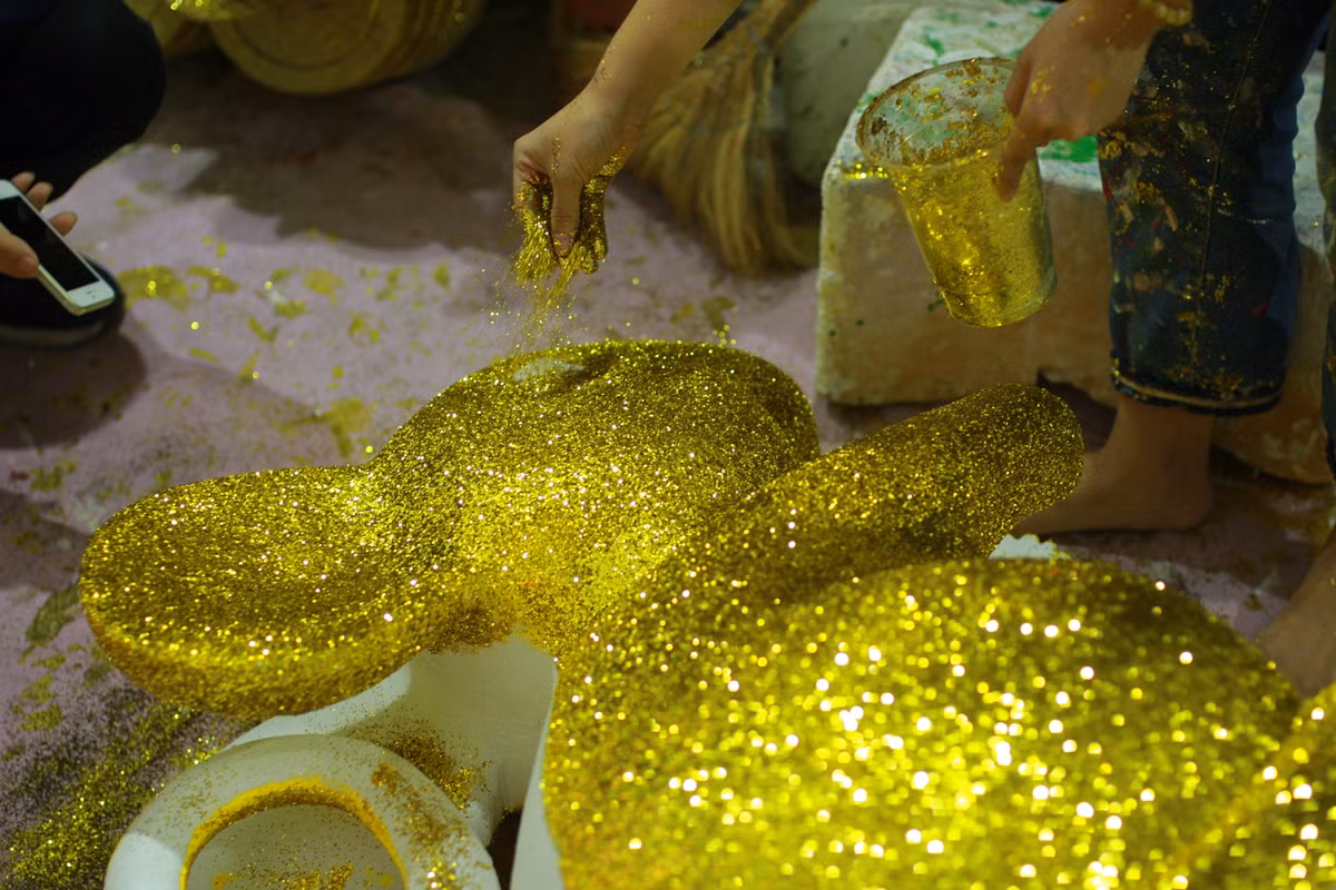 Sau khi sơn màu cho mô hình, chuột được phủ thêm một lớp kim tuyến màu vàng bên ngoài, cuối cùng là vẽ thêm mắt cho linh vật rồi đem phơi khô.