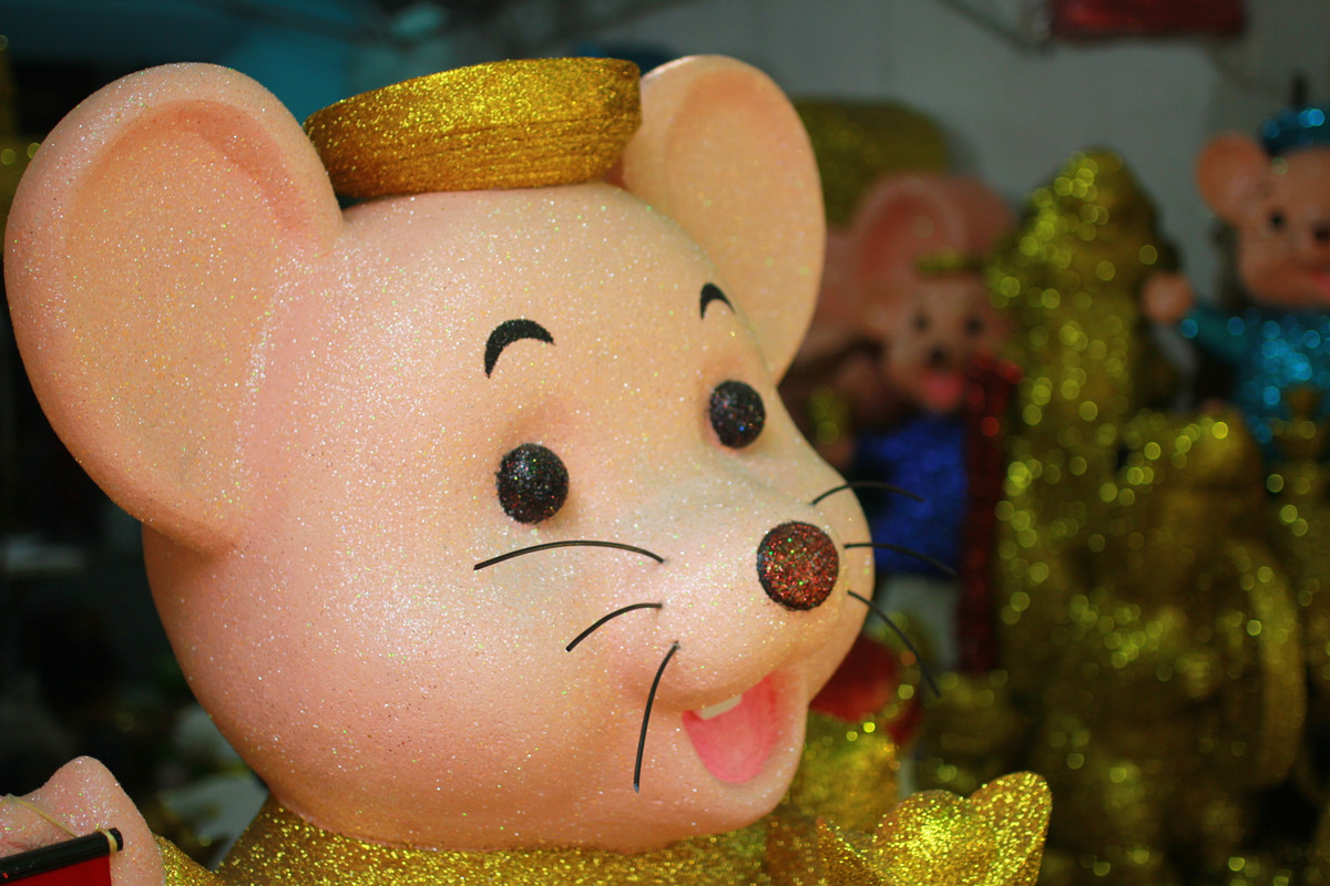 Mỗi chú chuột mô hình được bán với giá từ vài trăm ngàn đồng cho đến vài triệu, thậm chí là vài chục triệu đồng cũng có. Giá sẽ tuỳ thuộc vào kích cỡ và độ phức tạp của kiểu dáng.