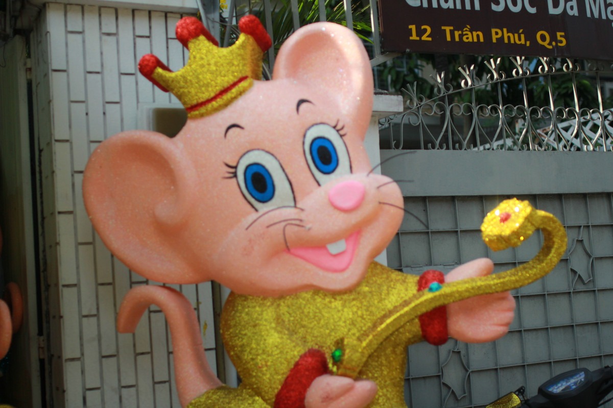 Một chú chuột cao hơn 2 m.