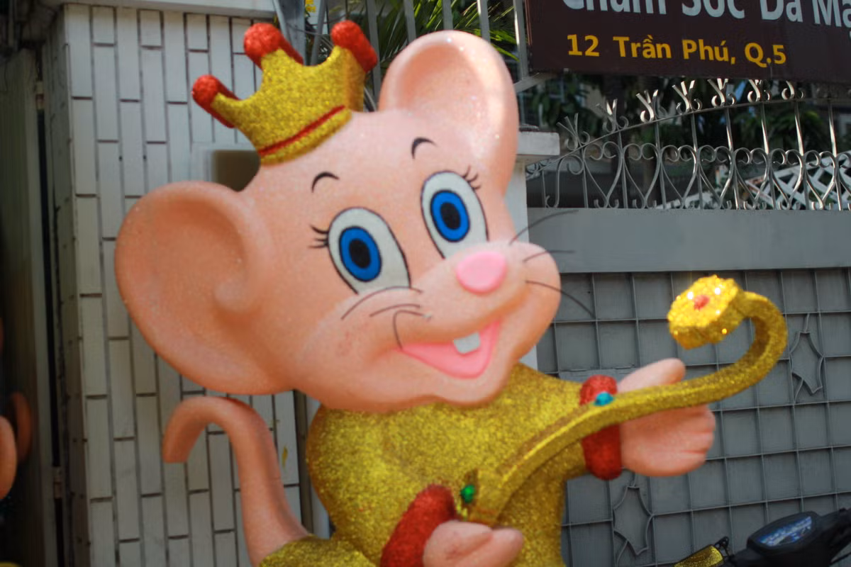 Một chú chuột cao hơn 2 m.