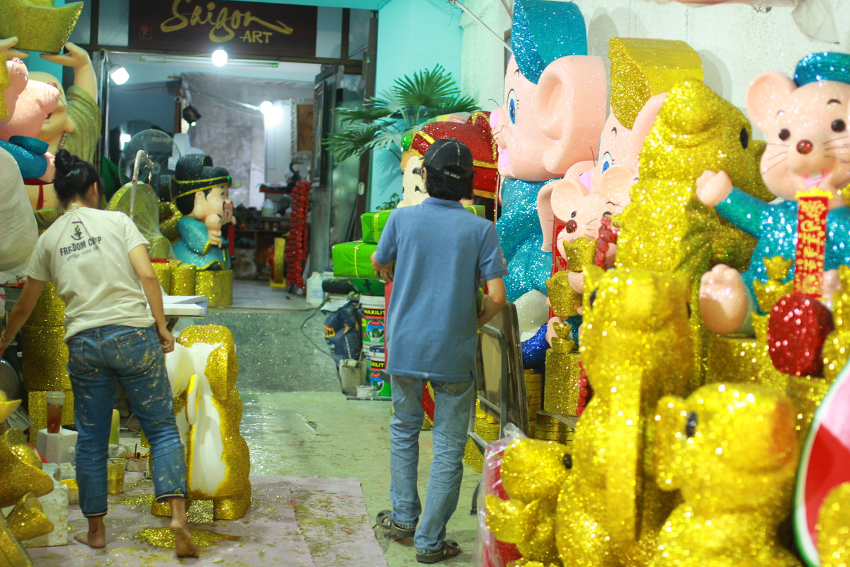 Chỉ còn hơn 20 ngày nữa là đến Tết Nguyên đán, cơ sở này phải làm việc liên tục và tất bật để xong các đơn hàng.