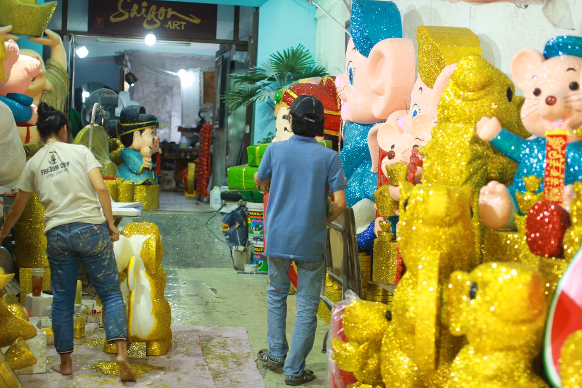 Chỉ còn hơn 20 ngày nữa là đến Tết Nguyên đán, cơ sở này phải làm việc liên tục và tất bật để xong các đơn hàng.