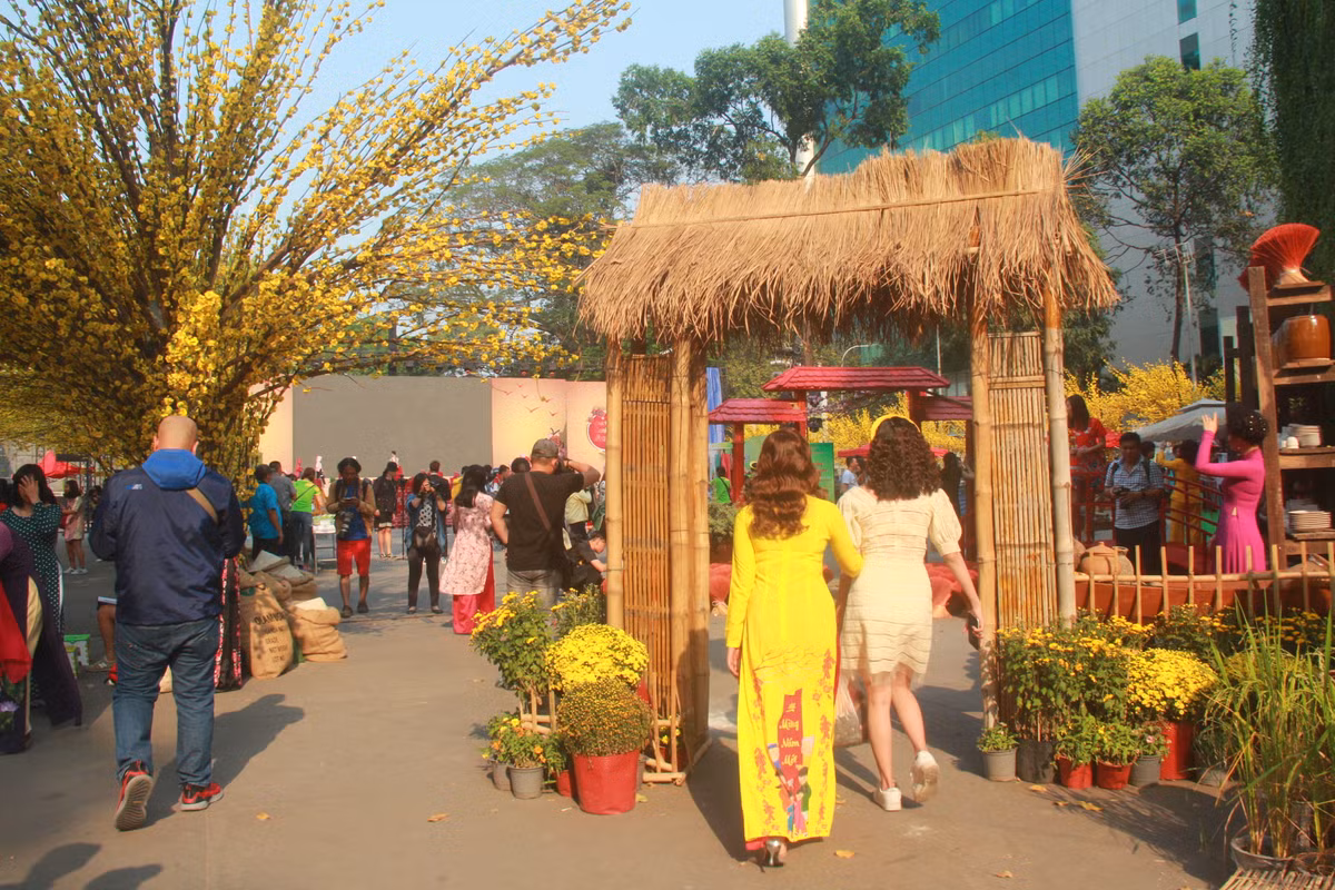 Không gian được trang trí lạ mắt, với hơi hướng tết xưa.