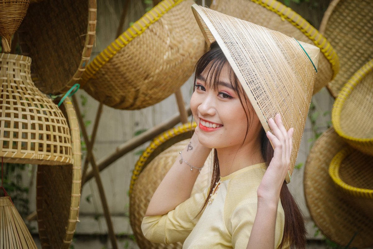 Hotgirl Sai Gon xung xinh ao dai den check-in 'duong mai vang'-Hinh-7