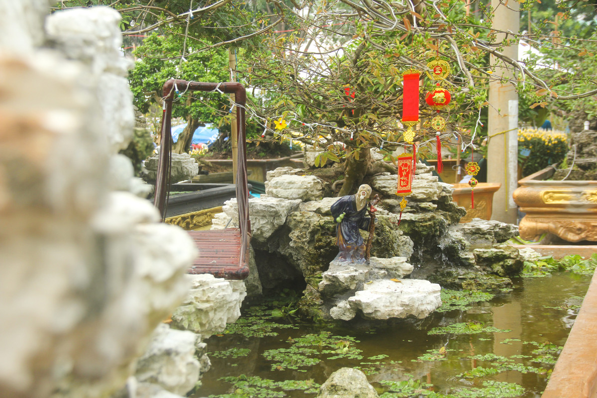 Ngoài sự độc đáo của cây mai, chậu mai được ông Tèo tạo thêm nhiều tiểu cảnh để sinh động và phụ hợp với gốc mai giá gần 1 tỷ đồng này.