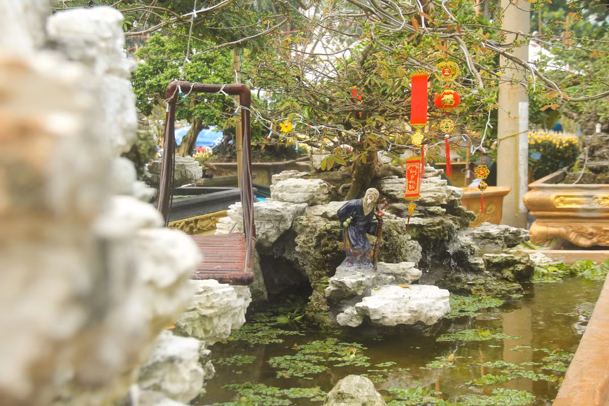 Ngoài sự độc đáo của cây mai, chậu mai được ông Tèo tạo thêm nhiều tiểu cảnh để sinh động và phụ hợp với gốc mai giá gần 1 tỷ đồng này.