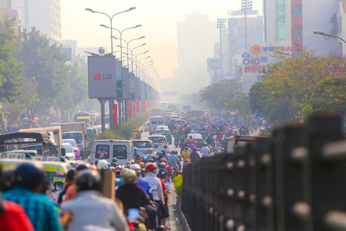 Xe máy, ôtô chen chúc nhau di chuyển từ phía đường Trường Chinh, Cộng Hoà về sân bây Tân Sơn Nhất.