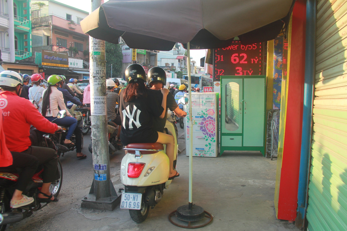 Nhiều người không đủ kiên nhẫn đành luồng lách, đi ngược chiều, hoặc leo lên vỉa hè để di chuyển khiến giao thông càng hỗn loạn.