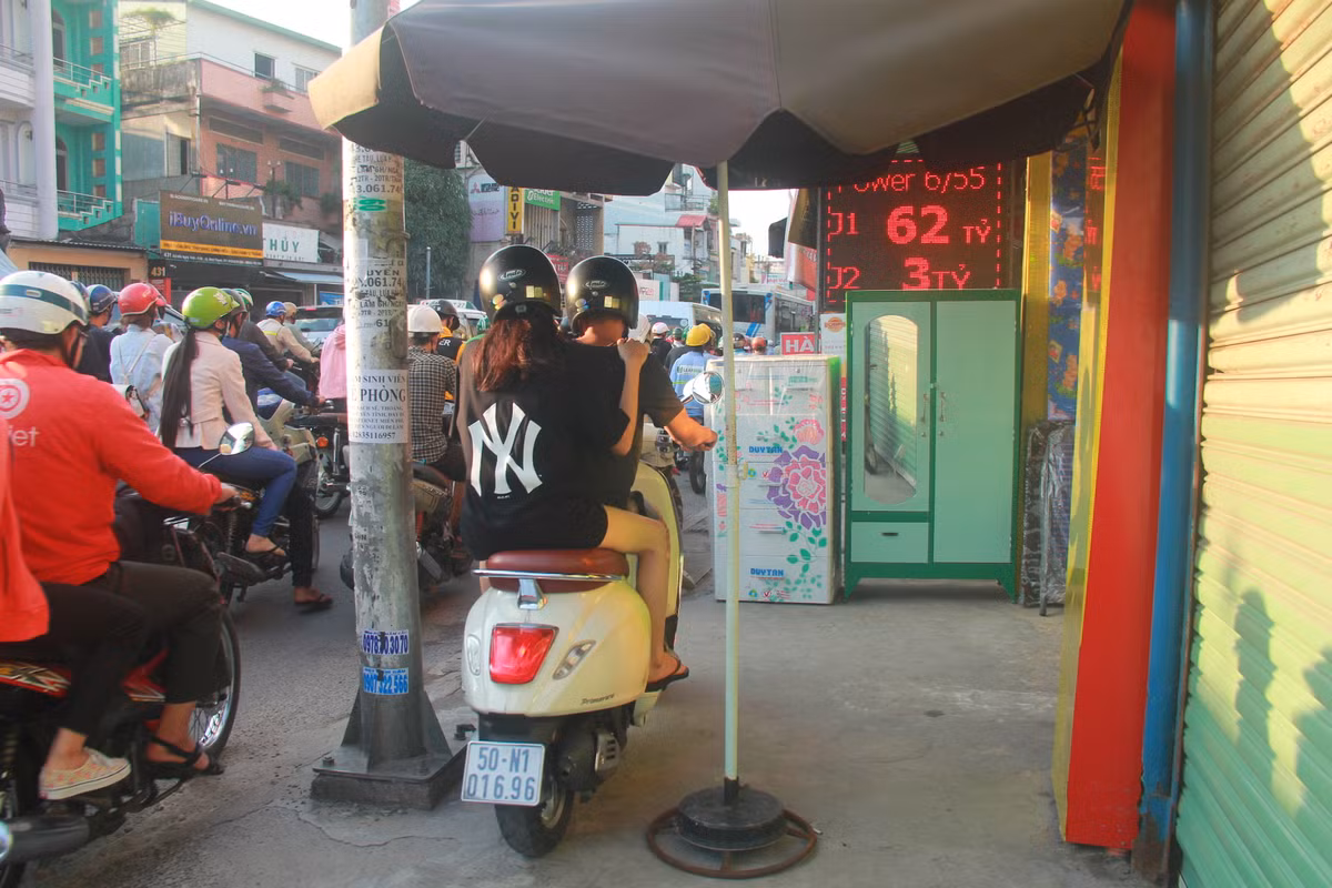 Giao thong Sai Gon hon loan, 'ngat tho' nhung ngay can Tet-Hinh-9