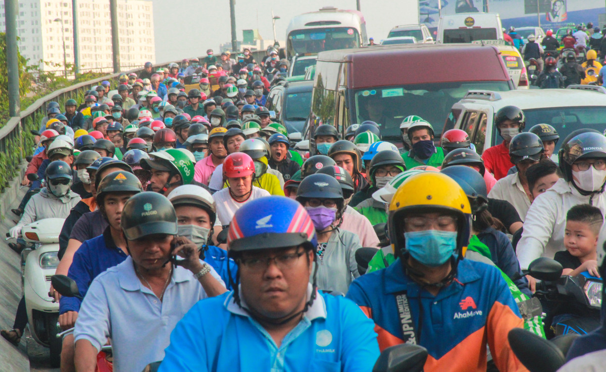 Trên đường Dương Bá Trạc (quận 8) lúc 16h, các phương tiện ở quận 7, 8, huyện Bình Chánh đổ dồn về phía trung tâm thành phố.