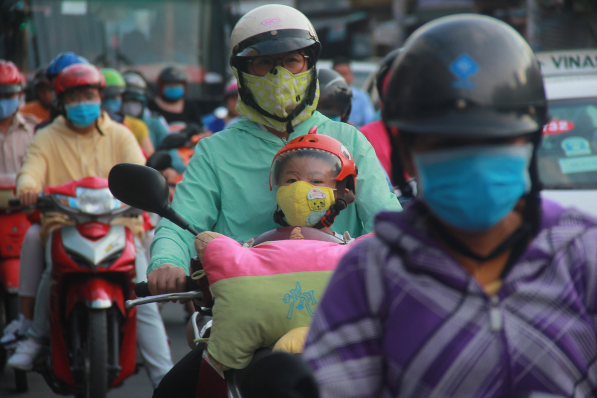 Thời gian ùn tắc kéo dài kèm theo việc không khí ngột ngạt dó hít nhiều khói bụi trên đường khiến nhiều người mệt mỏi.