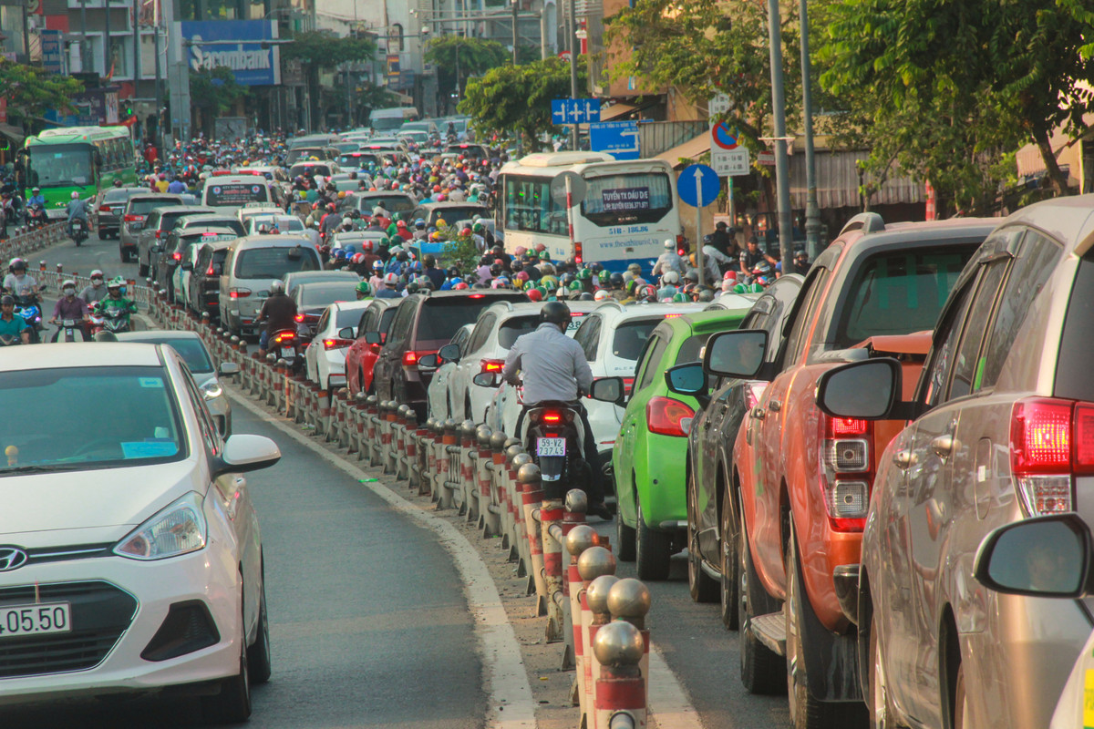 Phương tiện tham gia giao thông đông đúc dẫn đến tình trạng hỗn loạn, không tuân thủ luật giao thông gây ùn ứ kéo dài.