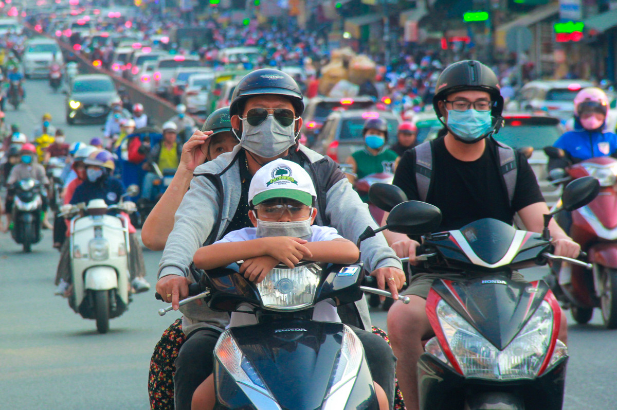 Giao thông hỗn loạn, ùn tắc khiến người lớn, trẻ nhỏ mệt mỏi.