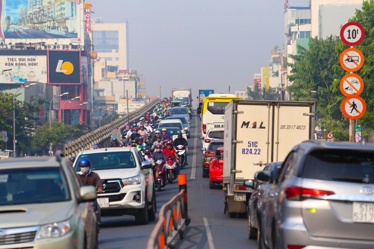 Dòng xe chen chúc nhau trên cầu vượt Cộng Hoà.