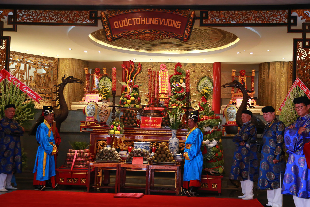 Các lễ vật truyền thống được dưng lên làm lễ cúng tại Quốc tổ Hùng Vương.