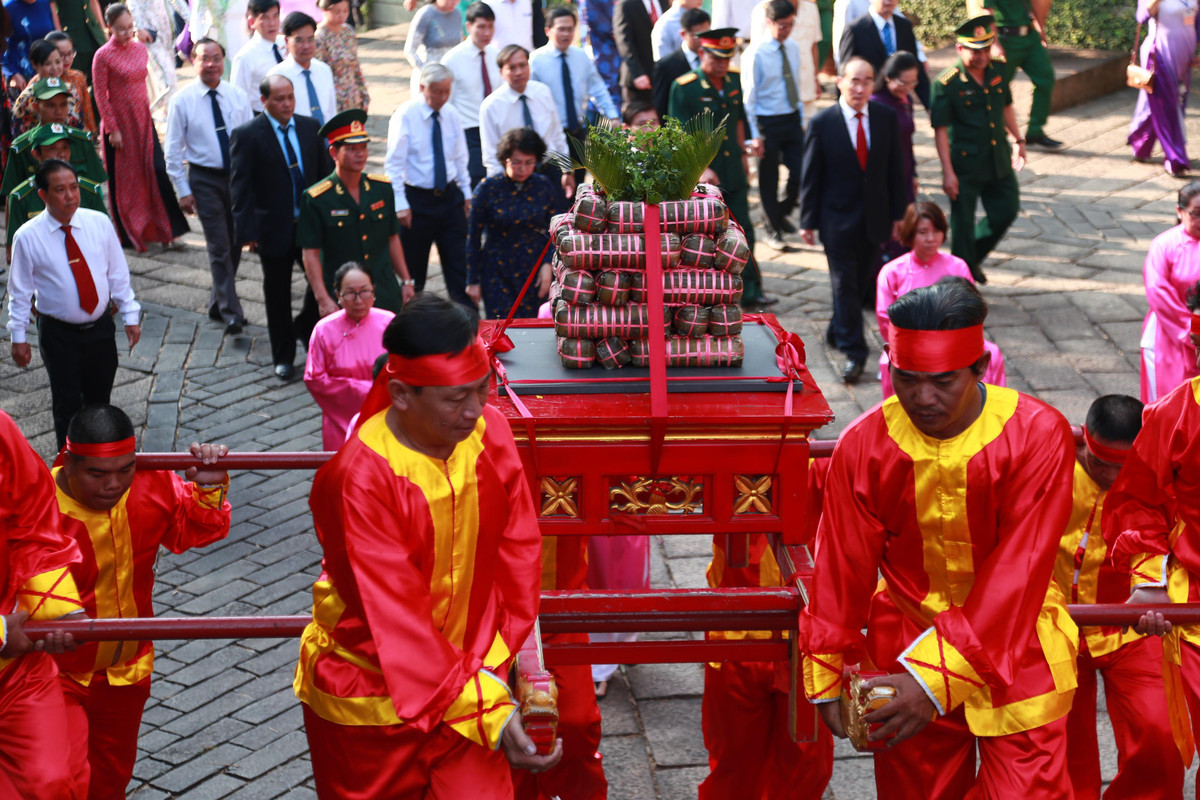 Bánh tét được đội nghi thức rước về đền Hùng, thực hiện nghi lễ dâng cúng.