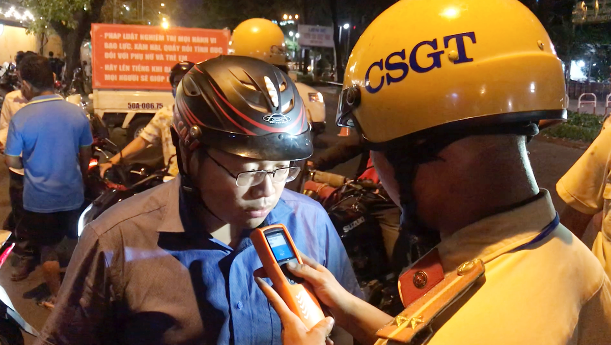 Bi phat 4,5 trieu, nguoi vi pham nong do con doi vut luon xe may