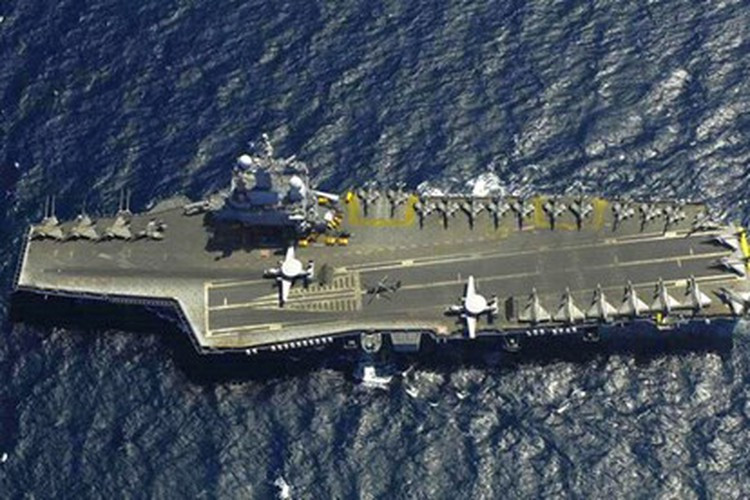 Năm 2015, Charles de Gaulle được triển khai đến Vịnh Ba Tư để hỗ trợ chiến dịch chống tổ chức Nhà nước Hồi giáo (IS) tự xưng ở Trung Đông.