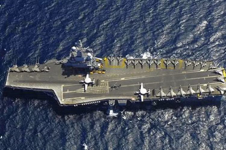 Năm 2015, Charles de Gaulle được triển khai đến Vịnh Ba Tư để hỗ trợ chiến dịch chống tổ chức Nhà nước Hồi giáo (IS) tự xưng ở Trung Đông.