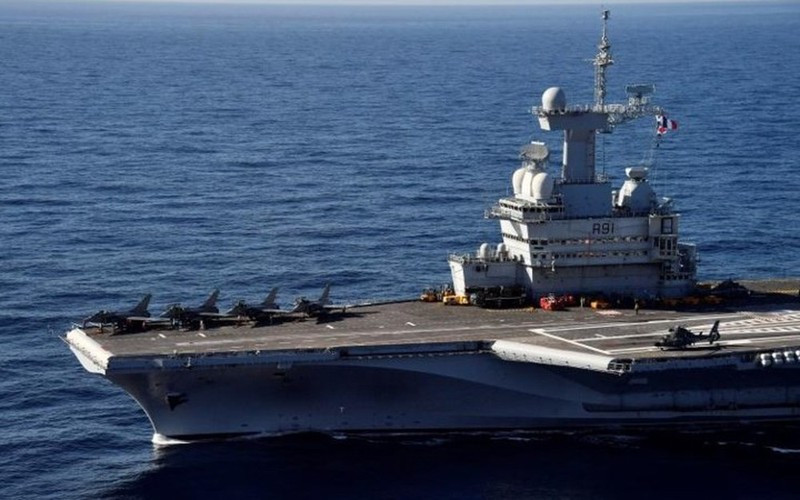 Tàu được trang bị 2 lò phản ứng hạt nhân Areva K15, công suất 150 MW mỗi lò, cung cấp năng lượng cho 2 tuabin hơi nước, tốc độ tối đa 27 hải lý/giờ, phạm vi hoạt động chỉ giới hạn bởi nhu yếu phẩm cho thủy thủ đoàn.