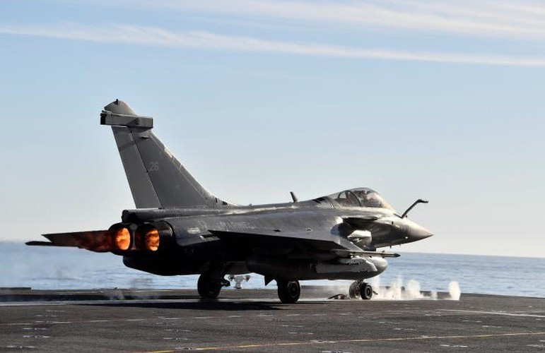 Đội bay thường trực trên tàu gồm 12 chiến đấu cơ Rafale, 9 chiếc Super Etendard, 2 máy bay do thám Hawkeye, 2 trực thăng chiến đấu Dauphin và 1 trực thăng Alouette.