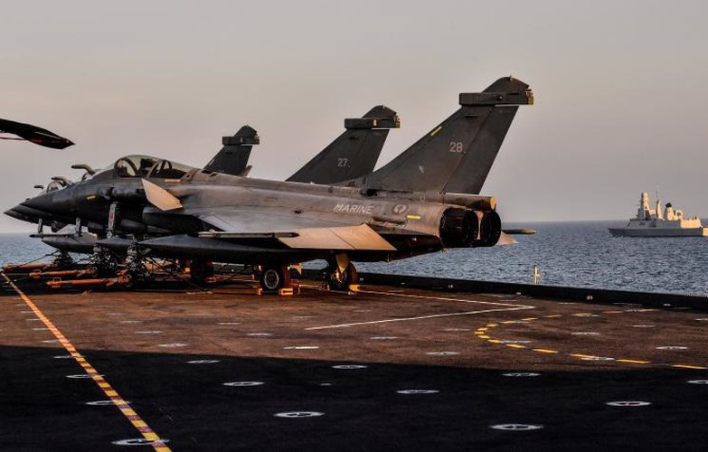 Tàu được vận hành bởi thủy thủ đoàn 1.950 người, gồm 600 nhân viên hàng không và 1.350 thủy thủ và sĩ quan.