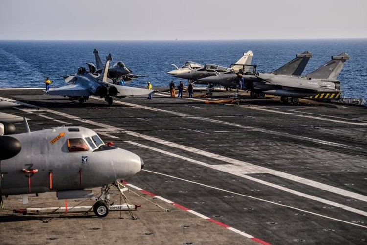 Tàu sân bay Charles de Gaulle có thể chở từ 35-40 máy bay, mỗi ngày thực hiện khoảng 100 lần cất cánh.