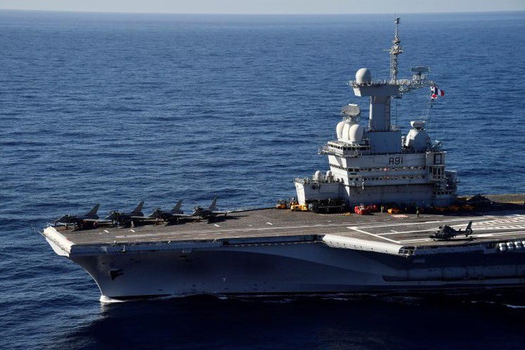 Tàu có thể chở theo 550 tấn vũ khí và 3.400 tấn nhiên liệu.