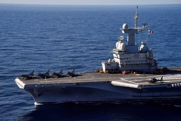 Tàu có thể chở theo 550 tấn vũ khí và 3.400 tấn nhiên liệu.