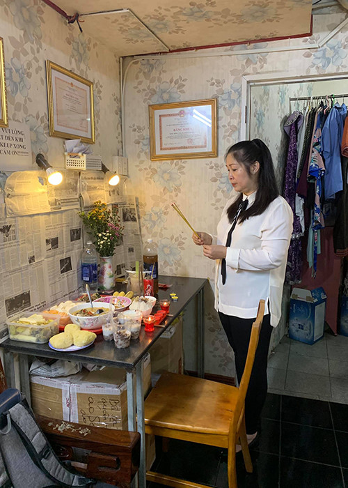 Khi nghệ sĩ Anh Vũ qua đời trong chuyến lưu diễn ở Mỹ, Hồng Vân đứng lên kêu gọi quyên góp đưa Anh Vũ về nước, sau đó hỗ trợ gia đình Anh Vũ tổ chức đám tang tại quê nhà.