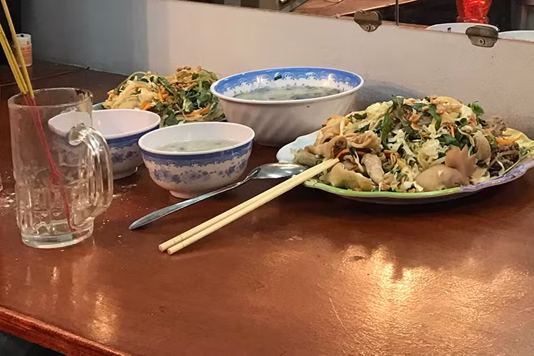 Nữ nghệ sĩ tâm sự: "Anh Vũ ơi chắc em sẽ vui lắm vì ai cũng nhớ tới em. Hôm nay là thất thứ 3 của em, đúng vào hôm mình diễn vở Cưới Dùm, vai diễn trong vở này là vai diễn đỉnh cao của bé Vũ và nó gắn liền với em gần 20 năm trời, sân khấu có làm mâm cơm cho em, gỏi gà cháo gà đúng món em thích về nhà ăn nha em rồi nhớ phù hộ cho sân khấu sáng đèn nha chưa”.