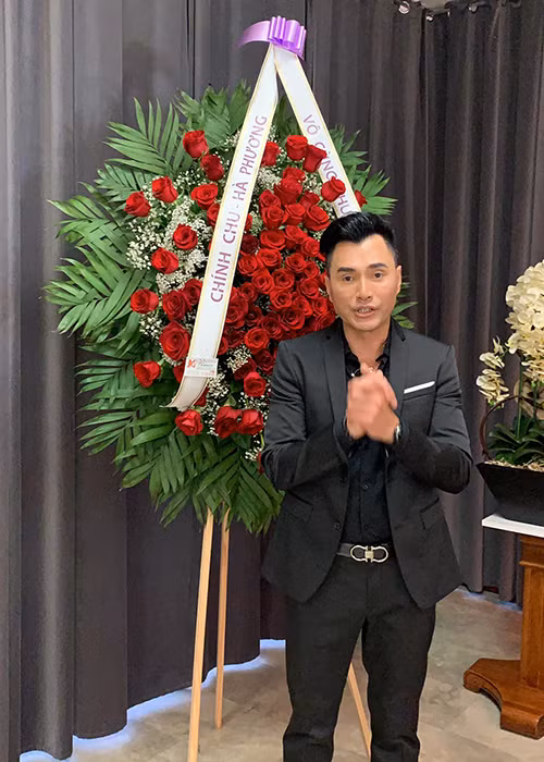 Trong khi Hồng Vân lo hậu sự của Anh Vũ ở Việt Nam, Leon Vũ được gia đình ủy thác nhận thi hài Anh Vũ cũng như hỗ trợ gia đình tổ chức lễ viếng ở Mỹ.