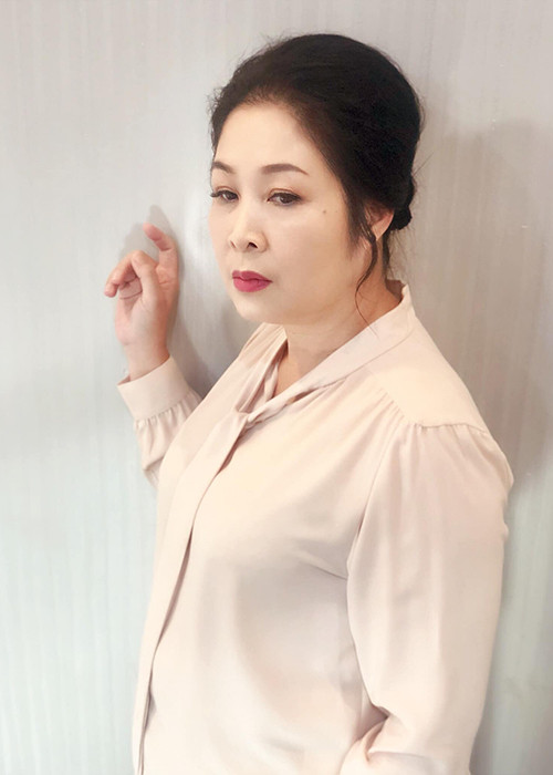 Trước đó, Hồng Vân đã thiết kế lại poster vở diễn "Cưới dùm" vì sự ra đi của Anh Vũ. "Nhớ nó quá, Anh Vũ của chị. Đáng lý theo lịch là 30/4 và 1/5 chị em mình diễn ở Cần Thơ vở “Cưới dùm” này, vậy mà chú làm chị phải thiết kế lại poster. Em yên tâm mọi người sẽ khó quên em lắm vì em đã để lại cho đời nhiều thứ lắm”, nữ nghệ sĩ chia sẻ.