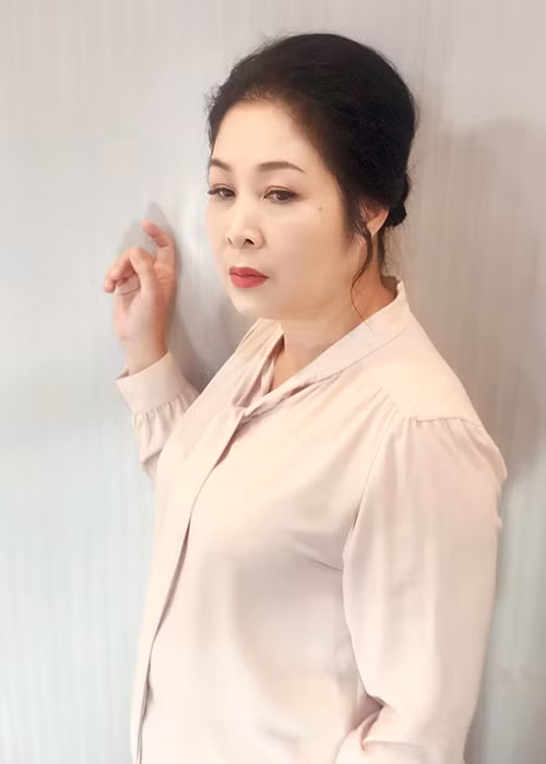 Trước đó, Hồng Vân đã thiết kế lại poster vở diễn "Cưới dùm" vì sự ra đi của Anh Vũ. "Nhớ nó quá, Anh Vũ của chị. Đáng lý theo lịch là 30/4 và 1/5 chị em mình diễn ở Cần Thơ vở “Cưới dùm” này, vậy mà chú làm chị phải thiết kế lại poster. Em yên tâm mọi người sẽ khó quên em lắm vì em đã để lại cho đời nhiều thứ lắm”, nữ nghệ sĩ chia sẻ.