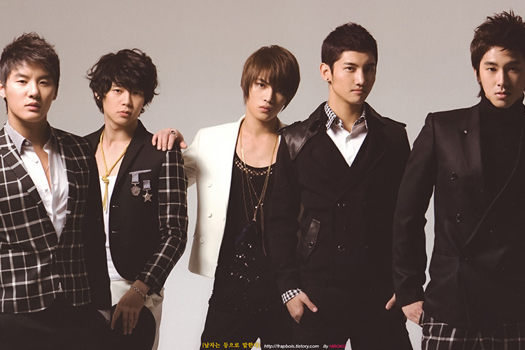 Năm 2009, Yoochun cùng hai thành viên của nhóm Jaejoong và Kim Junsu kiện công ty quản lý SM vì những bất công trong hợp đồng lao động giữa hai bên.