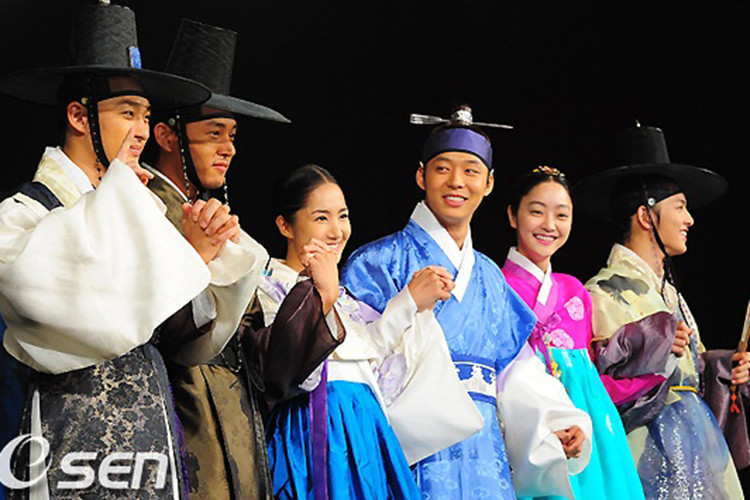 Yoochun đã không làm người hâm mộ thất vọng khi diễn tròn vai trong loạt phim đình đám như “Hoàng tử gác mái”, “Chuyện tình ở Sungkyunkwan”, “Nhớ em”.