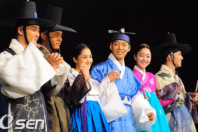 Yoochun đã không làm người hâm mộ thất vọng khi diễn tròn vai trong loạt phim đình đám như “Hoàng tử gác mái”, “Chuyện tình ở Sungkyunkwan”, “Nhớ em”.