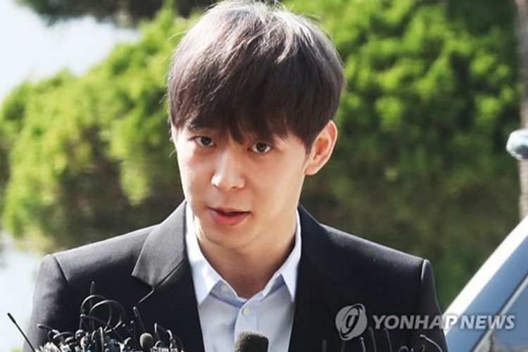 Vì scandal hiếp dâm, Yoochun đánh mất hình ảnh của mình dù sau đó, anh được trắng án do cảnh sát thiếu bằng chứng.