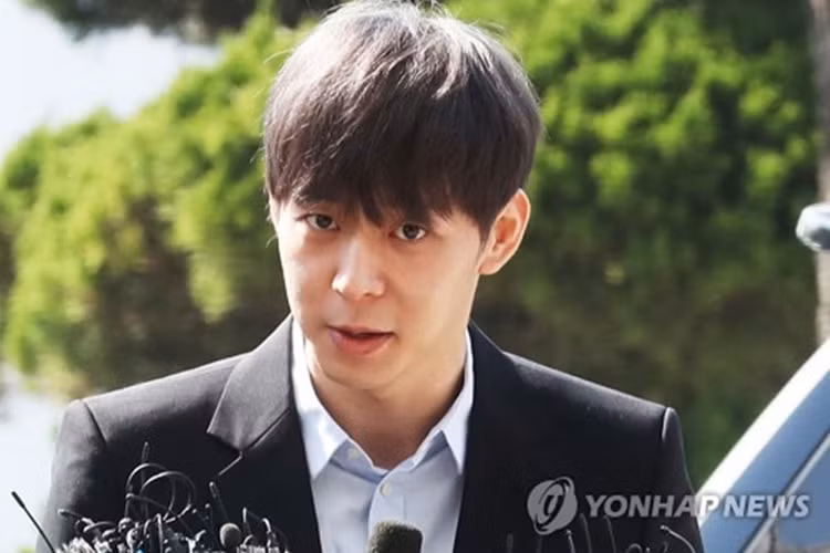 Vì scandal hiếp dâm, Yoochun đánh mất hình ảnh của mình dù sau đó, anh được trắng án do cảnh sát thiếu bằng chứng.