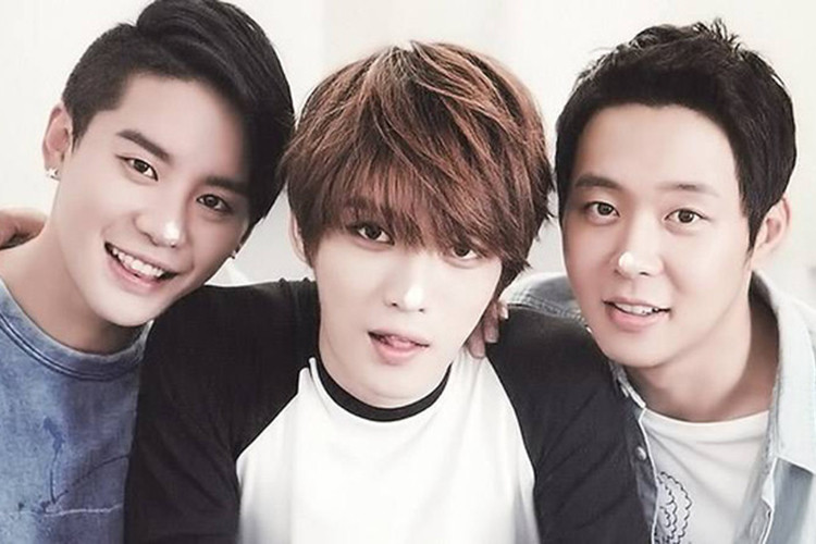 Là ca sĩ tài năng nên Yoochun tiếp tục tỏa sáng trong vai trò thành viên của nhóm JYJ bất chấp bị công ty quản lý cũ cấm vận.