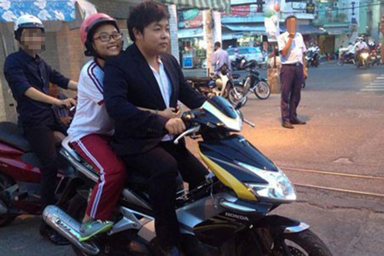 Cuối tháng 4/2015, Quang Lê đã trở thành tâm điểm của dư luận khi không đội mũ bảo hiểm chở con gái nuôi Phương Mỹ Chi.